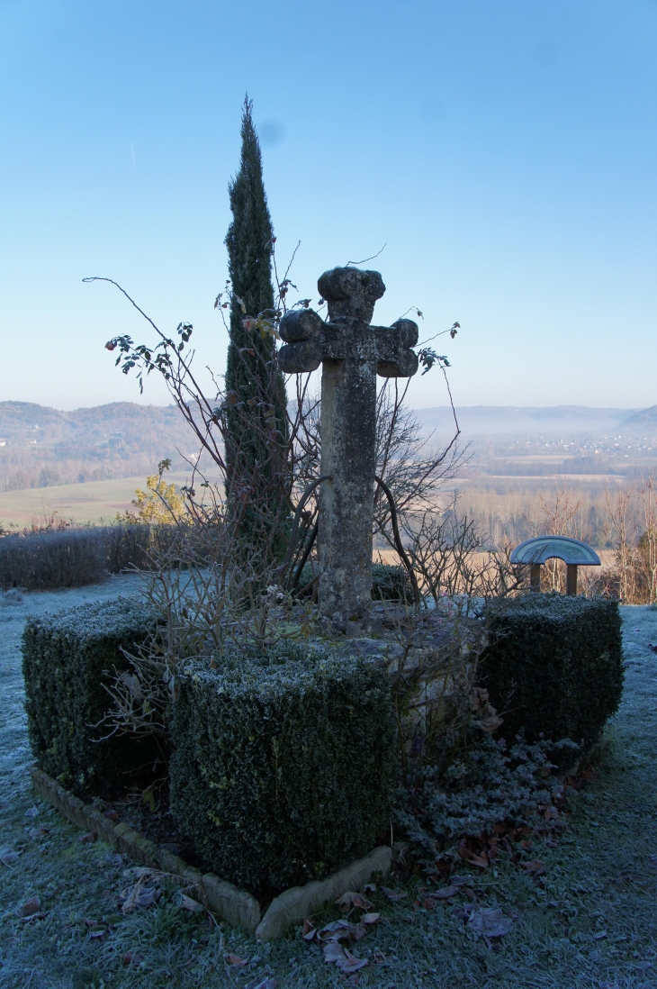 Croix de chemin près du château de Fénelon. - Sainte-Mondane