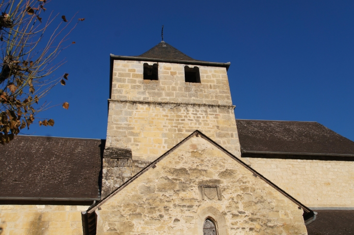 Eglise de Sainte Mondane, façade avec son écu aux armes de Fénelon. - Sainte-Mondane