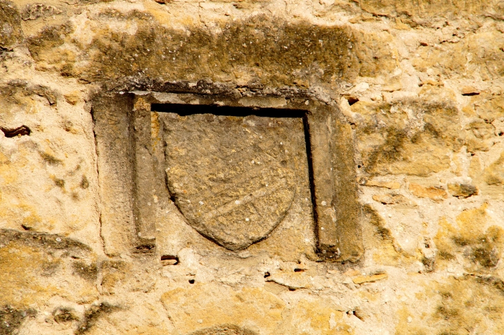 L'écu de Fénelon dans la façade de l'église de Sainte Mondane. - Sainte-Mondane