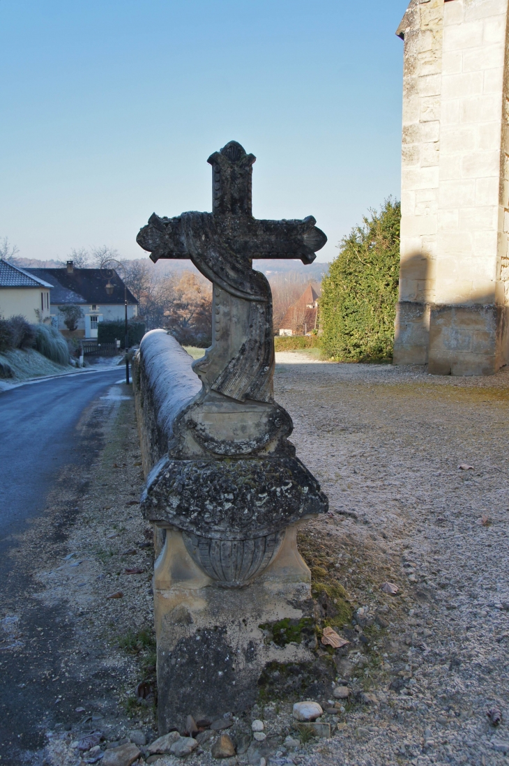 Croix à l'entrée de l'église Sainte Mondane. - Sainte-Mondane