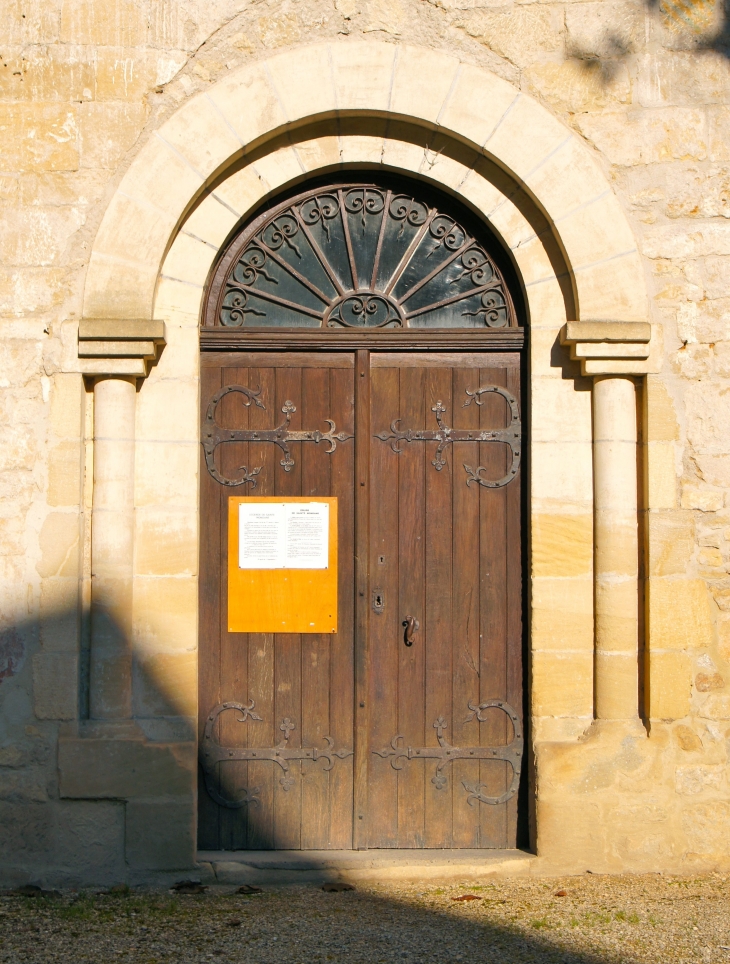 Le portail de l'église Sainte Mondane. - Sainte-Mondane