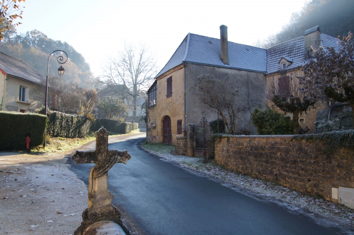 Route menant au château de Fénelon. - Sainte-Mondane