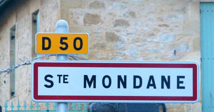 Autrefois : Sancta Mundana en 1053. En 1153 l'église appartenait à l'abbaye de Sarlat mais dépendait du Prieuré de Calviac. - Sainte-Mondane