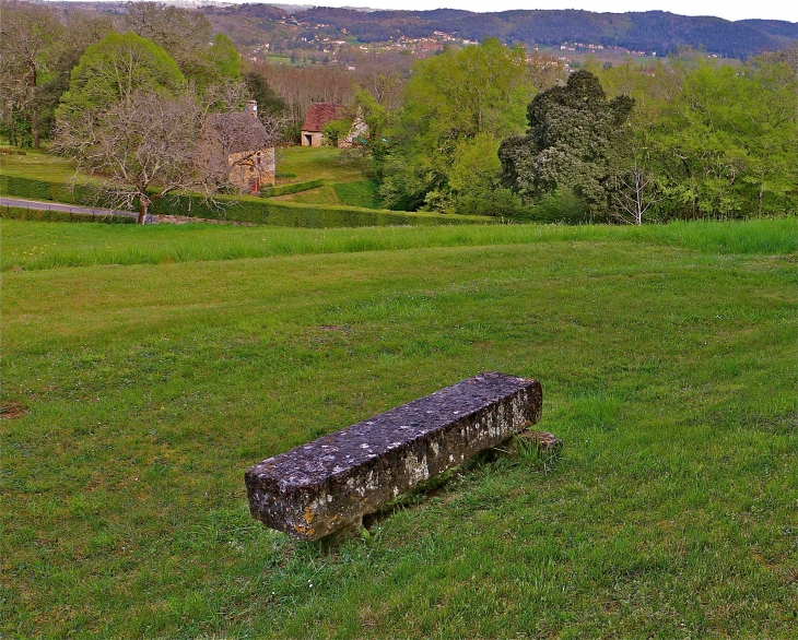 Au pied du château de Fénelon - Sainte-Mondane