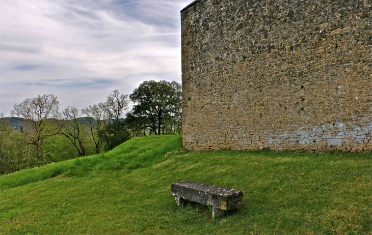 Au pied du château de Fénelon - Sainte-Mondane