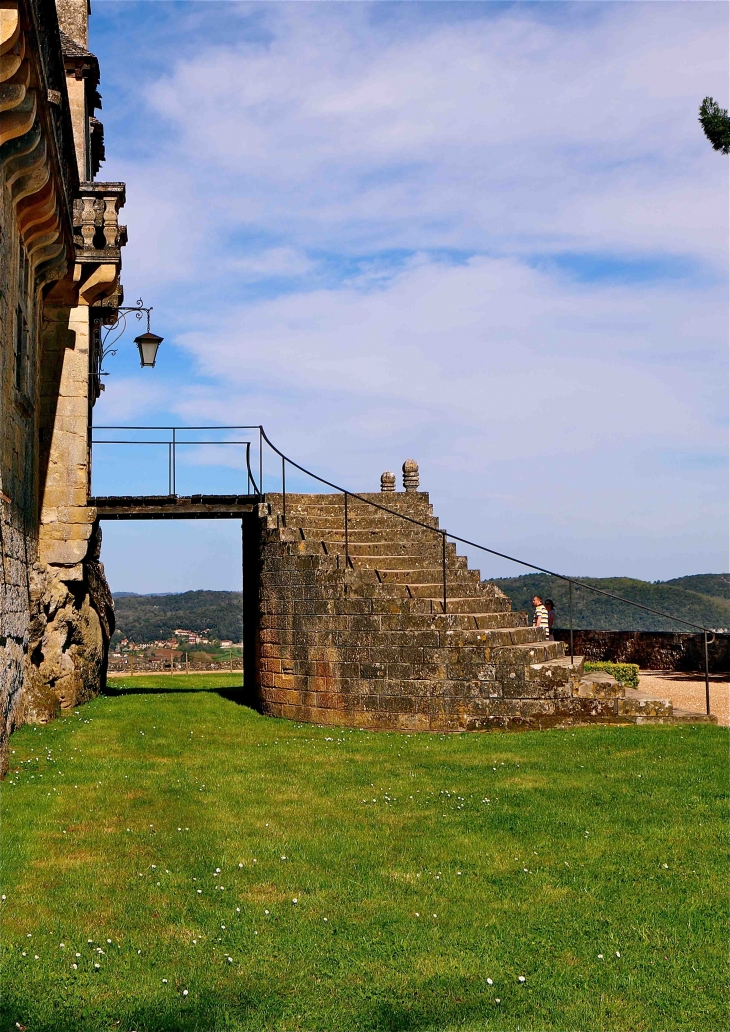 L'escalier du château de Fénelon - Sainte-Mondane