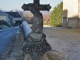 Photo suivante de Sainte-Mondane Croix à l'entrée de l'église Sainte Mondane.