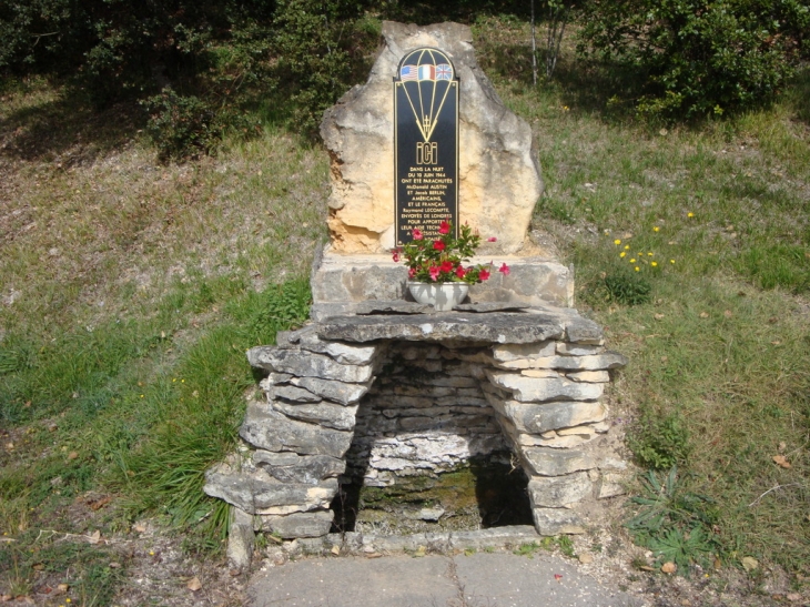 Fontaine du souvenir - Sainte-Nathalène