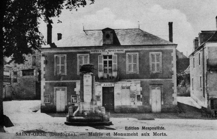 Mairie et Monument aux Morts, vers 1925 (carte postale ancienne). - Sainte-Orse