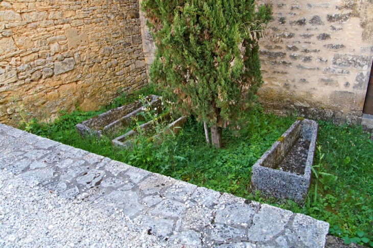 3 sarcophages mérovingiens-pres-de-l-eglise-saint-ours - Sainte-Orse