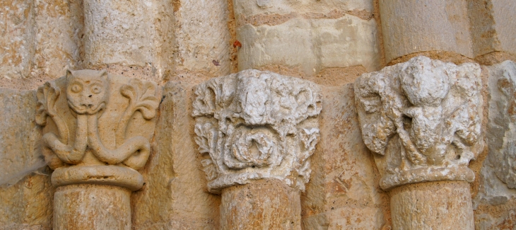 Chapiteau du portail. Eglise Saint ours. - Sainte-Orse