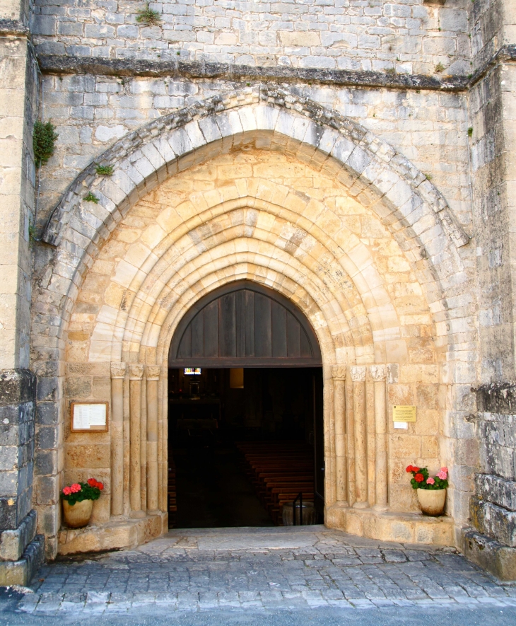 Le portail de l'église Saint ours. - Sainte-Orse