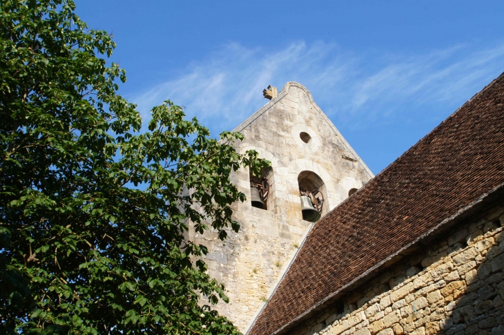 Le clocher mur de l'église Saint ours. - Sainte-Orse