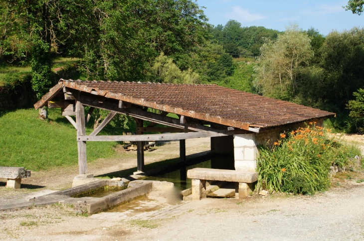 Le Lavoir. - Sainte-Orse