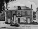 Mairie et Monument aux Morts, vers 1925 (carte postale ancienne).