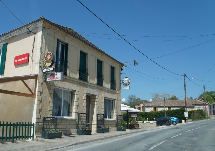 Par la D676au sud. - Sainte-Sabine-Born