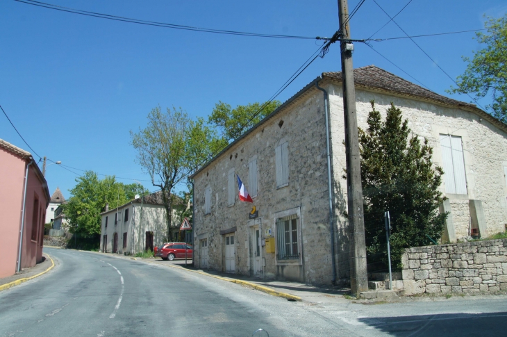 Par la D676 au sud. - Sainte-Sabine-Born