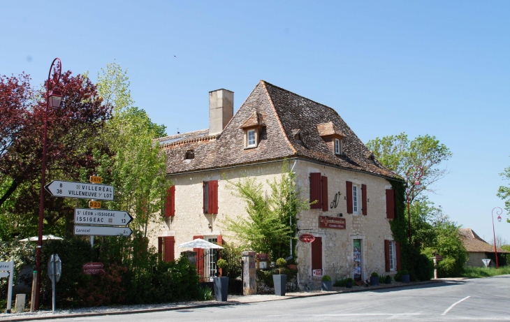 Au carrefour. - Sainte-Sabine-Born