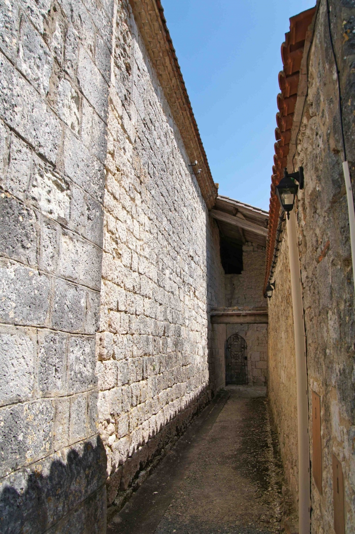 Ruelle le long de l'église menant du presbytère à l'église. - Sainte-Sabine-Born