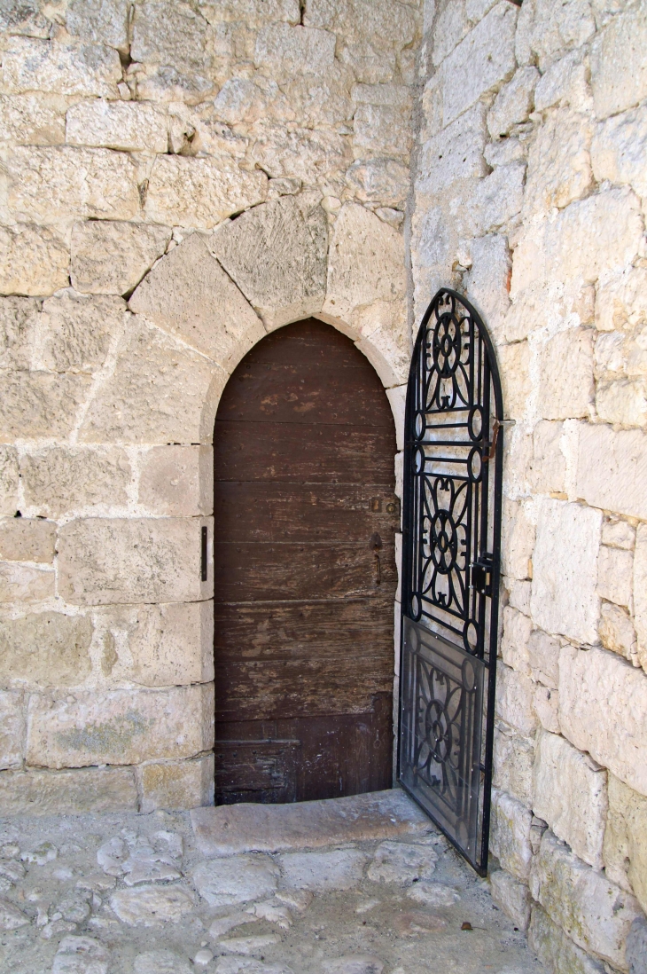 Petite porte secondaire de l'église. - Sainte-Sabine-Born