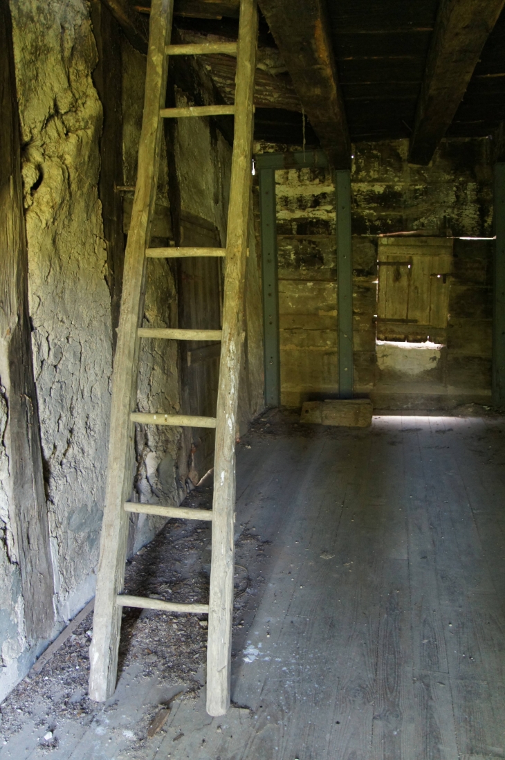 Intérieur de la maison à Empilage. - Sainte-Sabine-Born