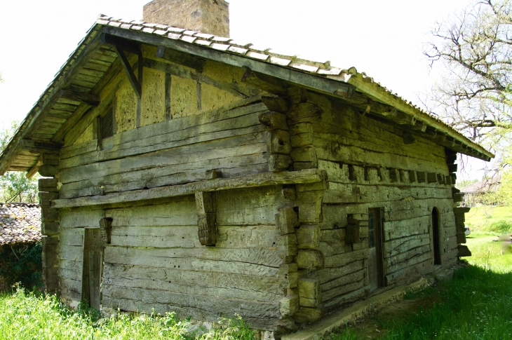 La Maison à Empilage, côté nord-est. - Sainte-Sabine-Born