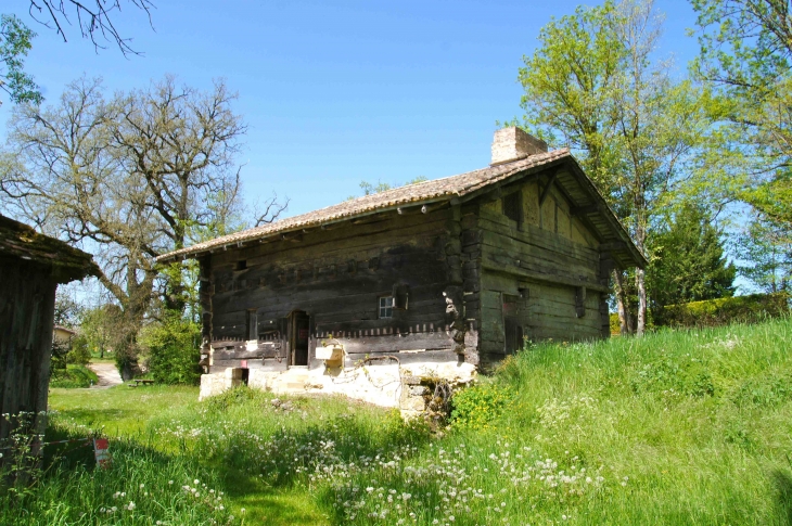 La Maison à Empilage, côté sud-est. - Sainte-Sabine-Born