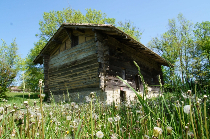 La Maison à Empilage, véritable curiosité architecturale, cette maison construite en bois a un plan rectangulaire et est dotée d'une cheminée. Elle a été bâtie au XVIe ou au XVIIe siècles. - Sainte-Sabine-Born