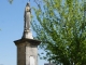 Statue de la Vierge face à l'église.