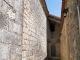 Ruelle le long de l'église menant du presbytère à l'église.