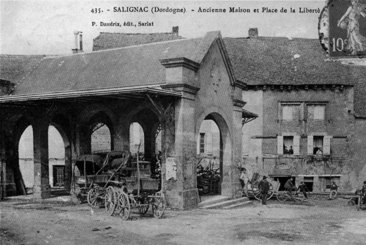 Ancienne Maison et Place de la Liberté, vers 1905 (carte postale ancienne). - Salignac-Eyvigues