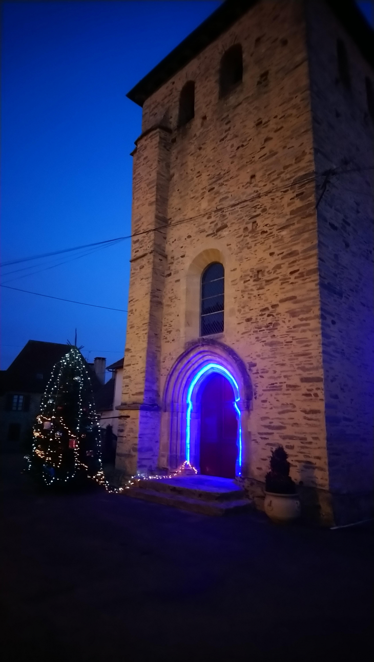 Magique sous les décorations de Noël merci aux cantonniers - Sarlande