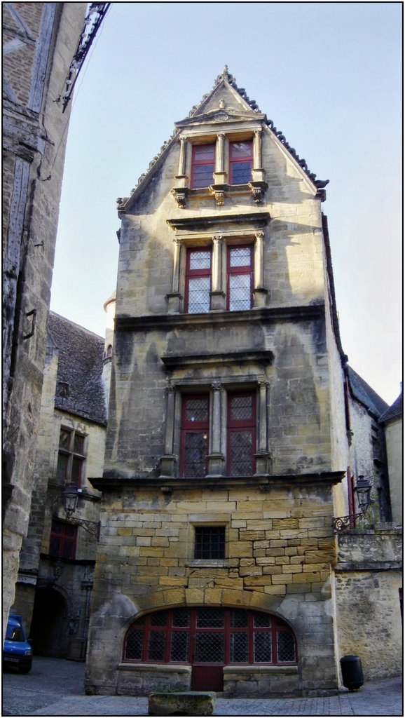 Hotel de Maleville. Cette partie était autrefois occupée par l'Office du Tourisme - Sarlat-la-Canéda