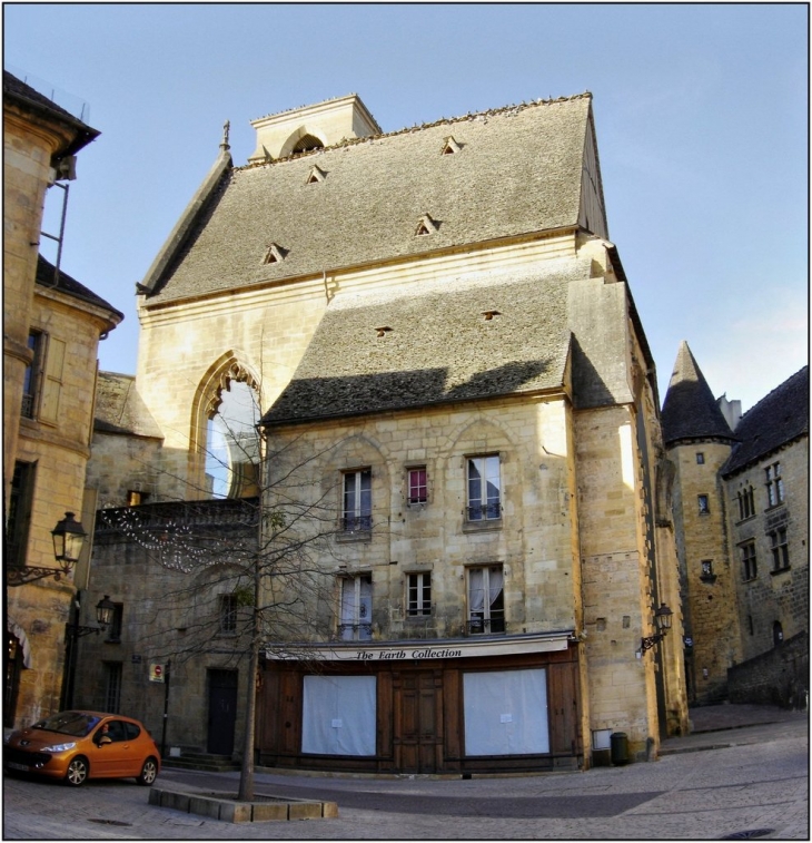 Eglise Sainte Marie (on devine coté droit la grande porte métallique créée par Jean Nouvel) - Sarlat-la-Canéda