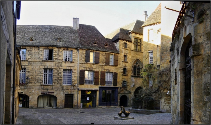 Place du Marché aux Oies et une partie de l'Hôtel Plamon - Sarlat-la-Canéda