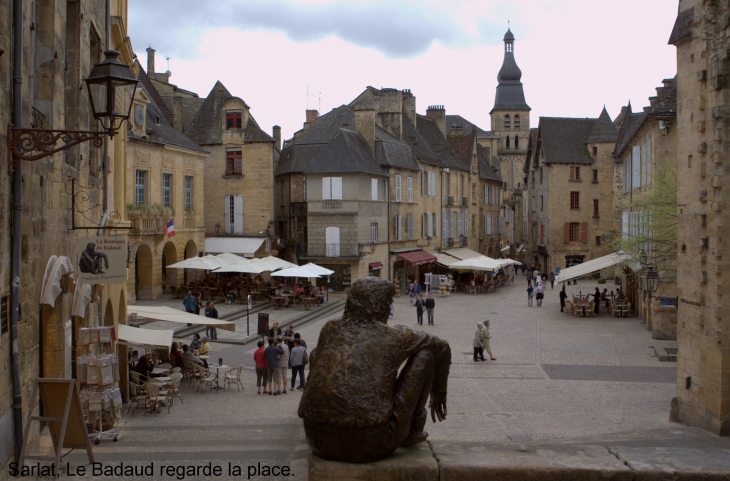 Le badaud regarde Sarlat - Sarlat-la-Canéda