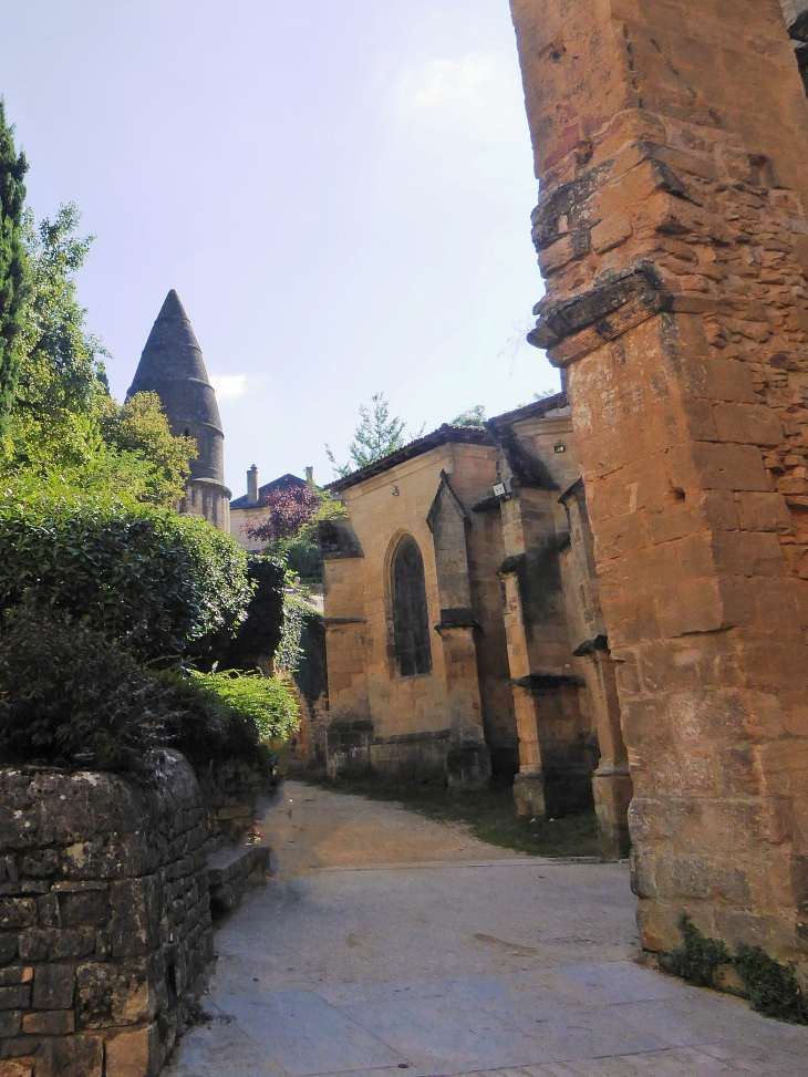 La lanterne des morts derrière la cathédrale Saint Sacerdos - Sarlat-la-Canéda