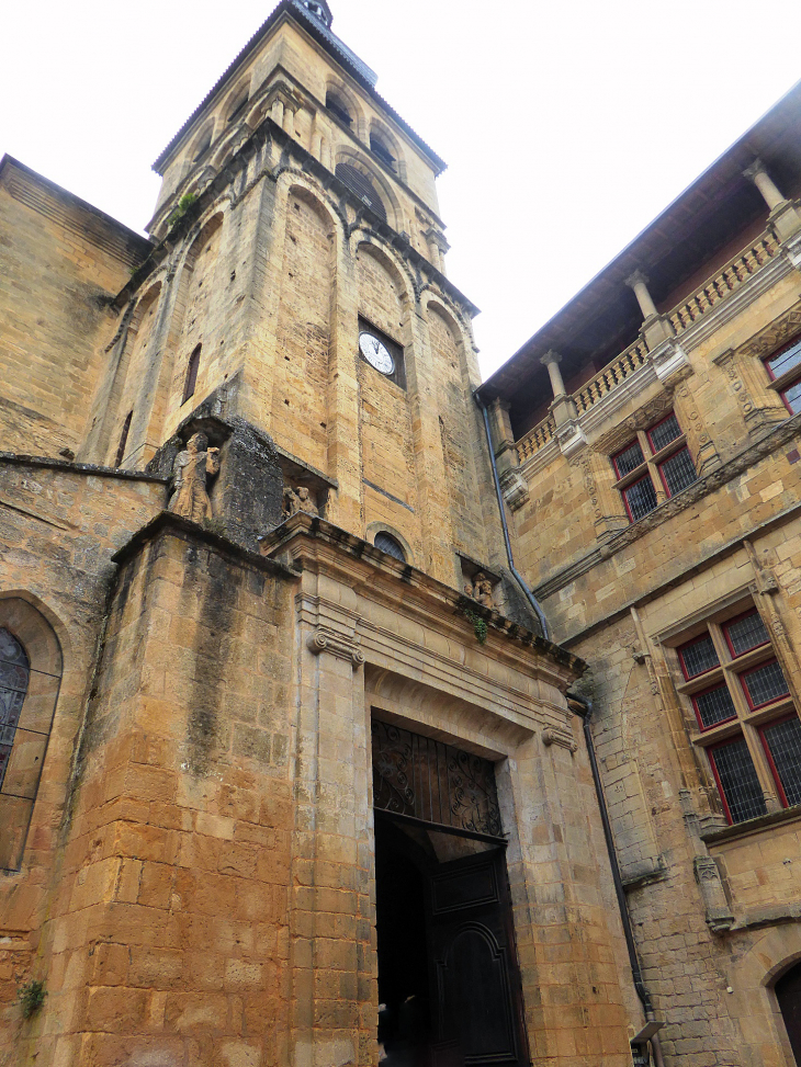 Entrée de la cathédrale Saint Sacerdos - Sarlat-la-Canéda