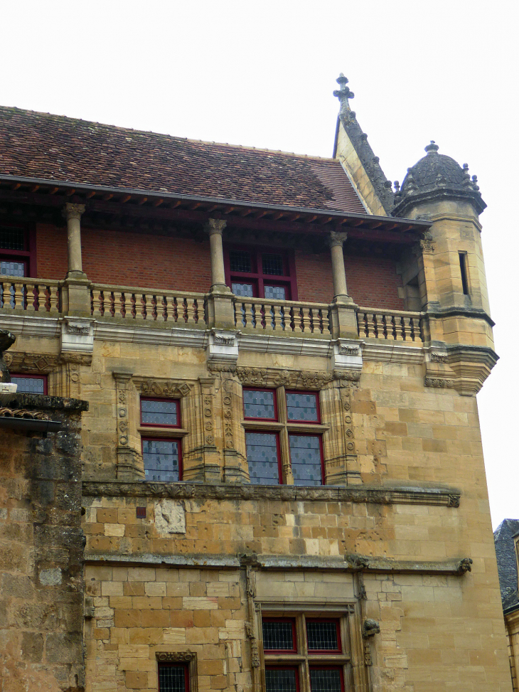 Place du Peyrou : l'ancien évêché - Sarlat-la-Canéda