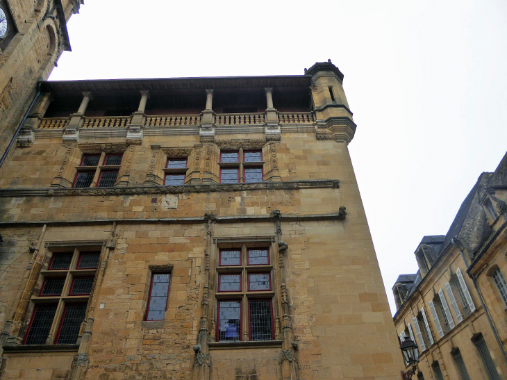 Place du Peyrou : l'ancien évêché - Sarlat-la-Canéda