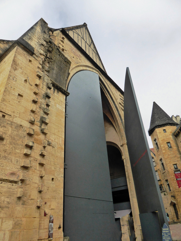 Le marché couvert de Jean Nouvel dans une ancienne église - Sarlat-la-Canéda