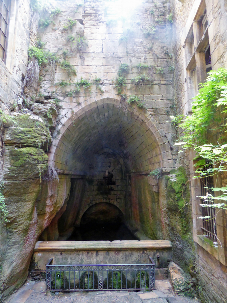 Rue des Consuls : la fontaine de la grotte Sainte Marie - Sarlat-la-Canéda