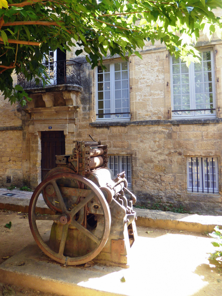 Le quartier Ouest : rue JJ Rousseau hôtel Monméja - Sarlat-la-Canéda