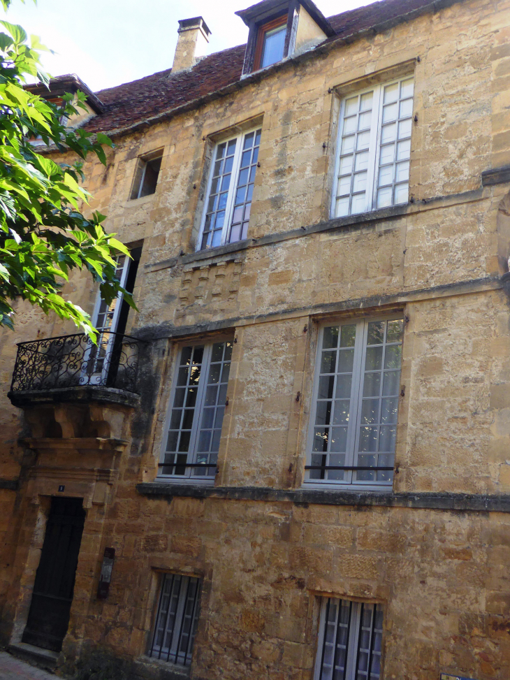 Le quartier Ouest : rue JJ Rousseau hôtel Monméja - Sarlat-la-Canéda