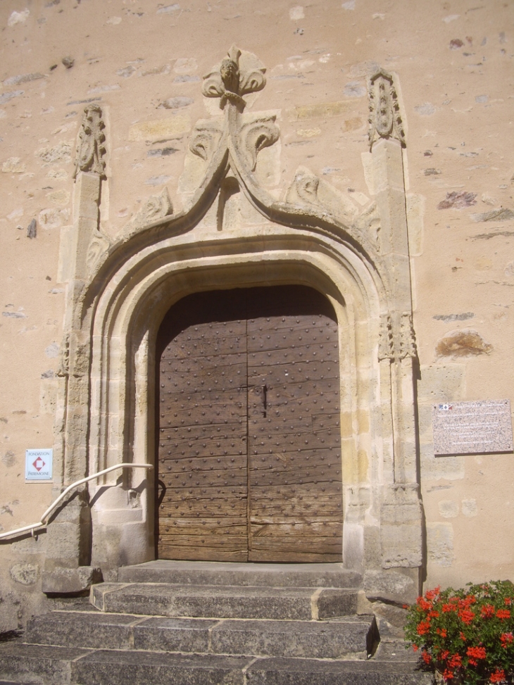 Le portail de style gothique de l'église. - Sarrazac