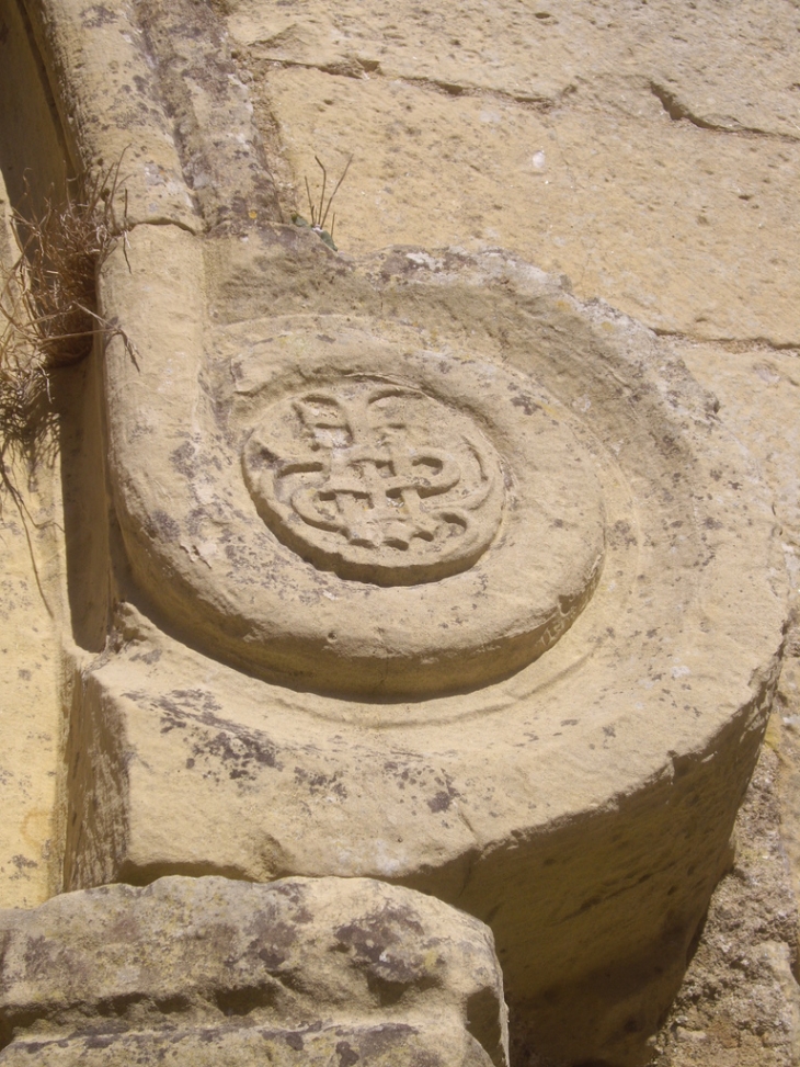 Les armes des Pompadour au dessus de la porte de la sacristie 17ème. - Sarrazac