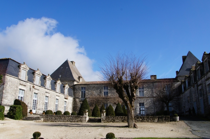 Le Château de Saussignac ( XVIIe siècle).