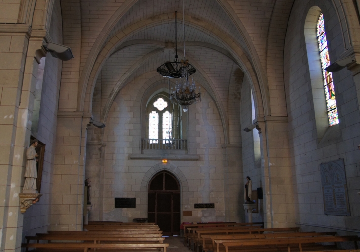 Intérieur de l'église Saint-Martin, vers le portail. - Saussignac