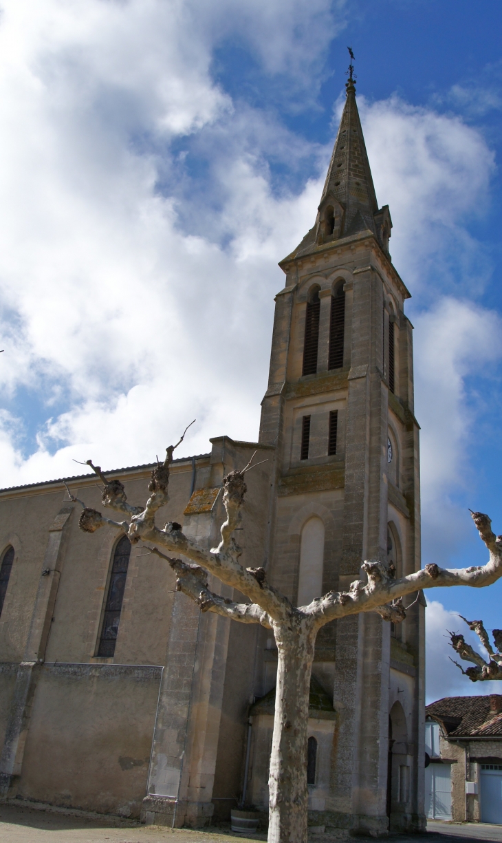 Clocher-porche de l'église Saint-Martin. - Saussignac