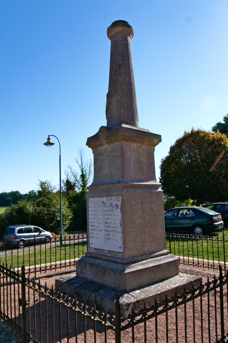 Le Monument aux Morts - Savignac-de-Nontron